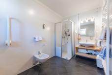Hotel Teresa - Bagno della camera accessibile Fanes
