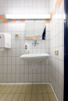 Hallenbad Meranarena - Toiletten für Besucher mit Behinderungen