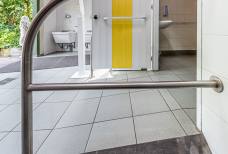 Camping Steiner: Rampa di accesso al bagno accessibile nei servizi sanitari 1