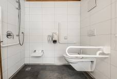 Camping Steiner: Servizi sanitari 2 - Bagno con doccia accessibile per ospiti con disabilità