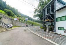 Reservierter Parkplatz und barrierefreier Nebeneingang