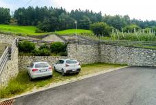 Reservierter Parkplatz und barrierefreier Nebeneingang