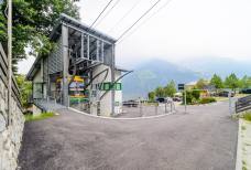 Reservierter Parkplatz und barrierefreier Nebeneingang