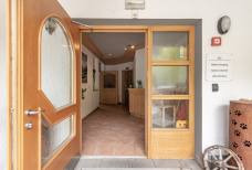 Hotel Sonja - Zugangsrampe zum barrierefreien Nebeneingang