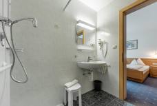 Alpenresidence - Bad im barrierefreien Zimmer 1