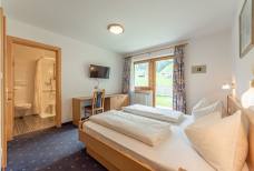 Alpenresidence - Bad im barrierefreien Zimmer 1