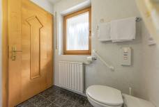 Alpenresidence - Bad im behindertengerechten Zimmer 2