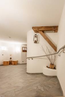 Rampe zum Wellnessbereich