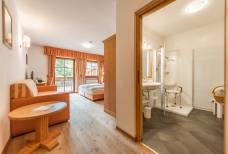 Hotel Alte Mühle a Campo Tures - Bagno della camera accessibile 105