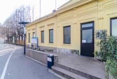 Gradini difronte ai servizi igienici