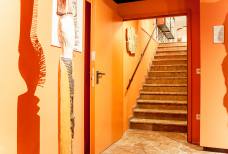 Treppe vom Museum zur Ausstellung in der historischen Villa Wachtler