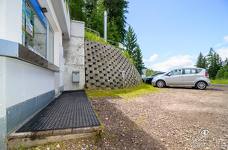Kabinenbahn Ruis - Stufe vor dem Kassenbereich