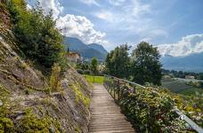 Lido Scena - Rampa che porta al giardino e alla piscina