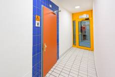 Hallenbad Bozen - Umkleidebereich für Menschen mit Behinderung