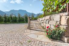 Agriturismo Preglhof - Rampa di accesso dal parcheggio all'appartamento vacanze
