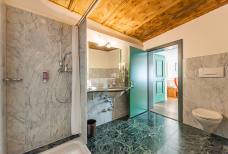 Hotel Gassenwirt - Bagno della camera accessibile 211