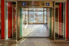McDonalds Bozen: Aufzug von der Tiefgarage zum Eingangsbereich