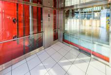 McDonalds Bozen: Aufzug von der Tiefgarage zum Eingangsbereich